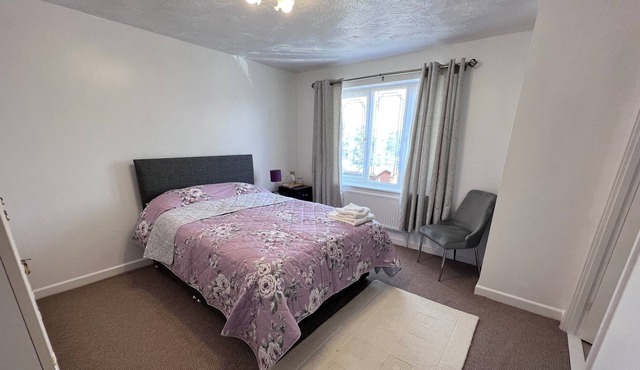 6 Bedroom House Air BnB reasonable distance from the town center & train station