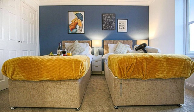 6 Bedroom House- Free Parking, Fast Wifi & SmartTV