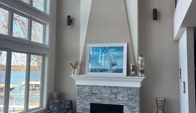 6-bedroom house on East Okobojiwith AC, WiFi