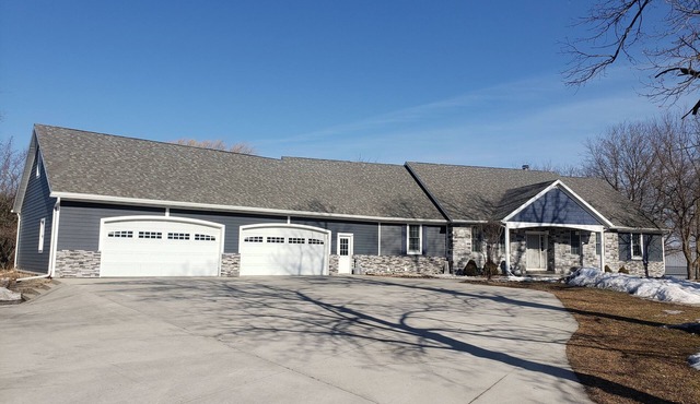 6 Bedroom house on 7 acres