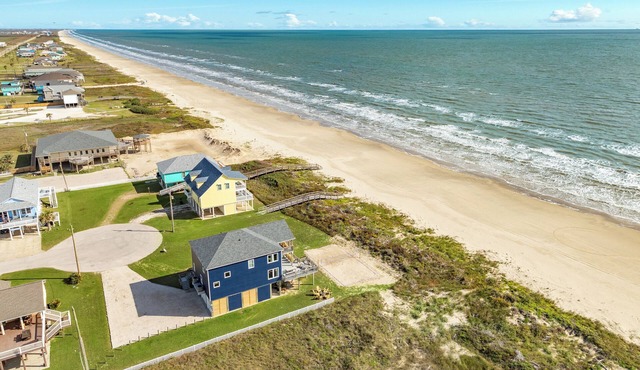6-bedroom house on fabulous Surfside Beach with private volleyball court