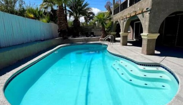 6-bedroom house with AC and WiFi in awesome Las Vegas