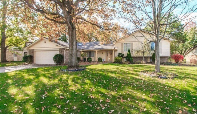 6 Bedroom, Huge Yard Family Home for Entertainment in the heart of Centerville!