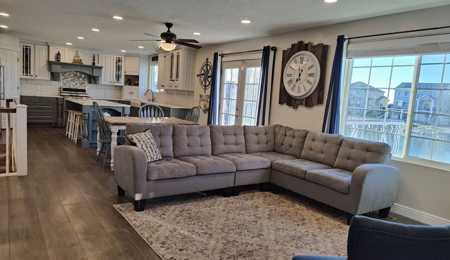 6 Bedroom Lake house with private beach