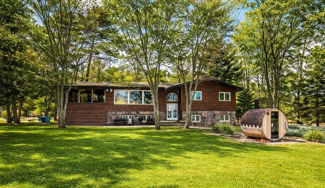 6 Bedroom Lakefront Main House in Sand Bay
