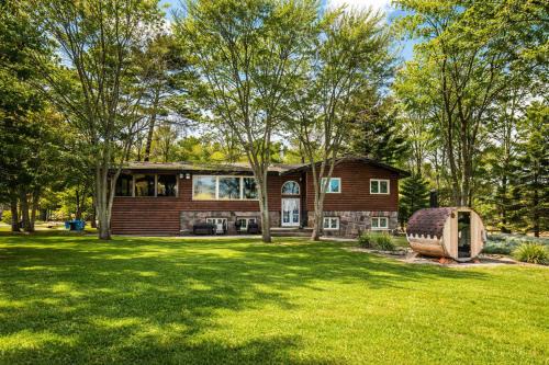 6 Bedroom Lakefront Main House in Sand Bay