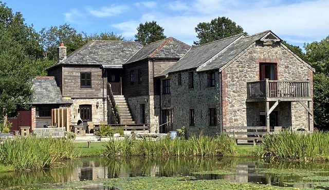 6 bedroom Lakeside cottage with fishing, pool, hot tub games room & so much more