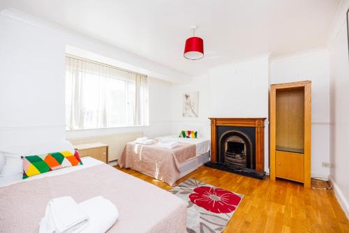 6 Bedroom Larger group House with Parking Corringham Stanford Le Hope