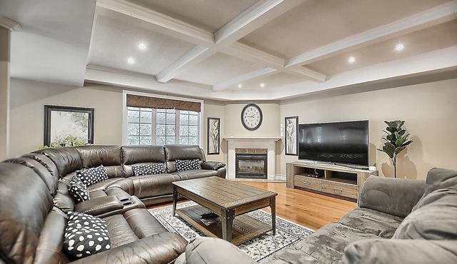 6 Bedroom Large Family Home near Lake Simcoe & Innisfil Beach - Patio & BBQ