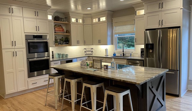 6 bedroom- Large Farmhouse only 20min to Downtown 14 Beds