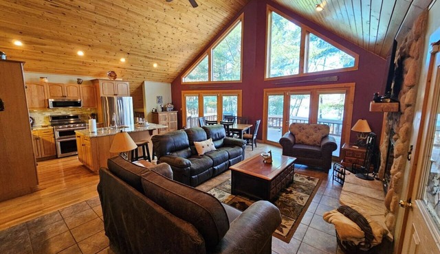 6 bedroom Lodge on Level Frontage, Tons of Games!