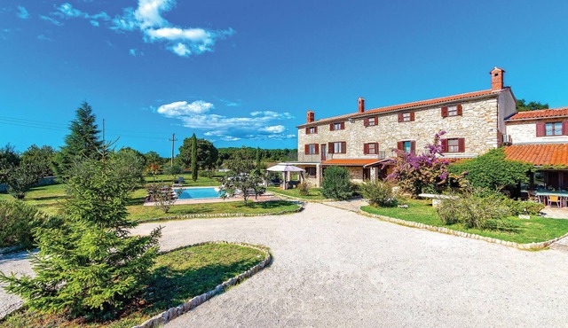 6 bedroom lovely home in Liznjan