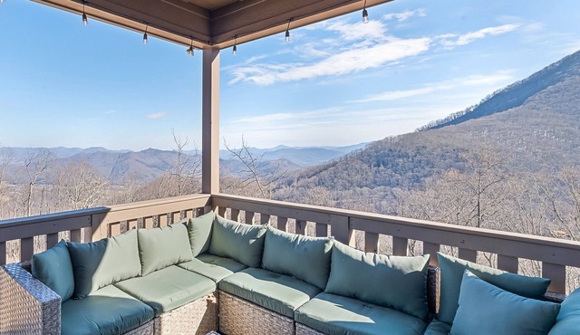 6 Bedroom Luxury House - Movie Room, Game Room, Hot Tub, Fire Pit, Views, Gated