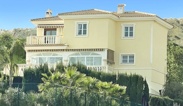 6 Bedroom Luxury Villa ,6 seater Jacuzzi & heated pool . 18 guests max