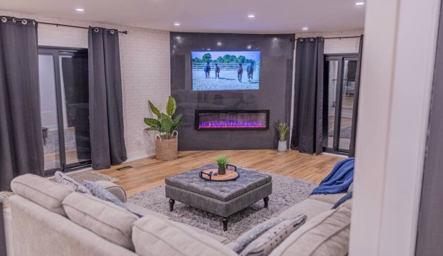 6-Bedroom Modern Escape in Horseshoe-Pool+Hot tub