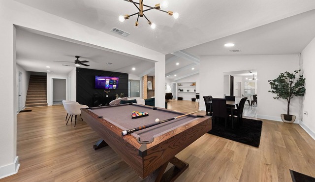 6 Bedroom Modern Home near Riverwalk, AFB, and Airport with Parking