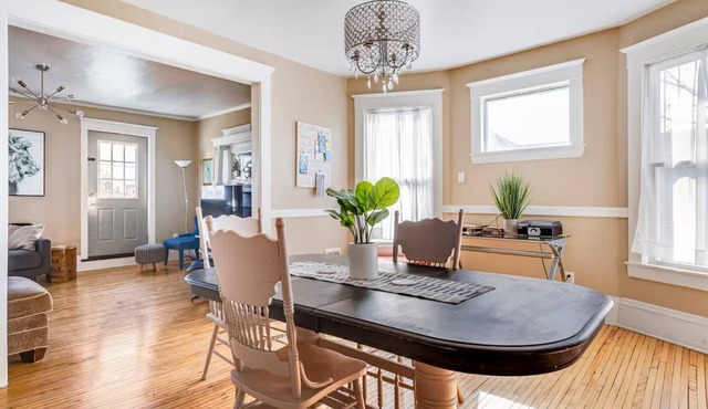 6 Bedroom Oasis Near Uptown & Stadium Walk to Eat Street Sleeps 16+