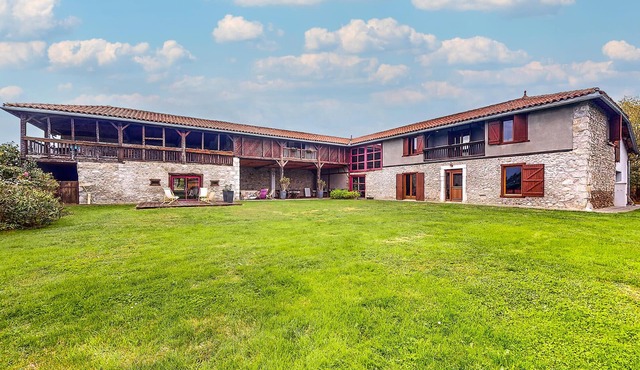 6 bedroom pet friendly home in Montrejeau