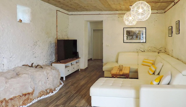 6 bedroom pet friendly home in Labin
