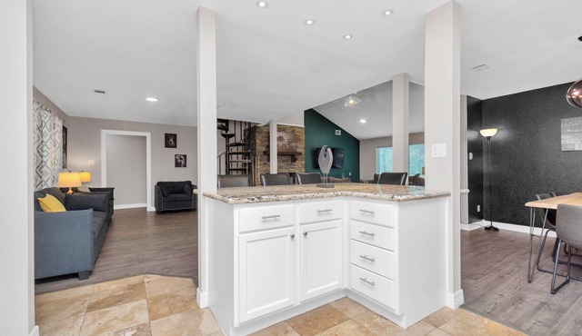 6-Bedroom Retreat, Pool & Spa: 25 Min Downtown GB