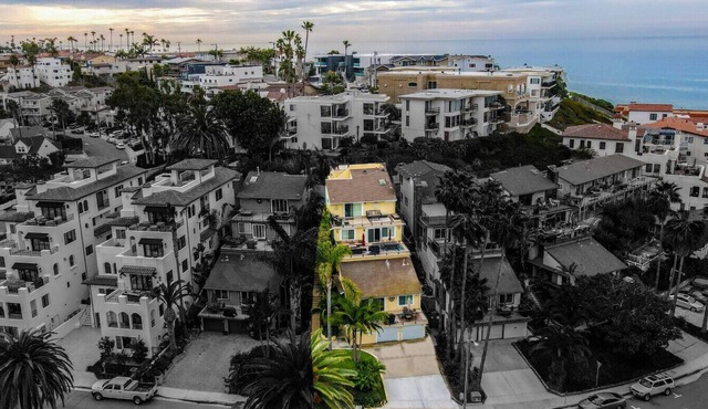 6 Bedroom-Sleeps 18! Walk to Beach, wedding venues Casino and Ole Hanson!