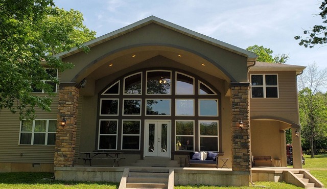 6-bedroom vacation home just 10 minutes from town.