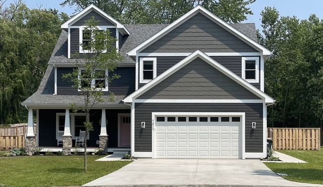 6-bedroom vacation home just a 5-minute walk to Lake Michigan