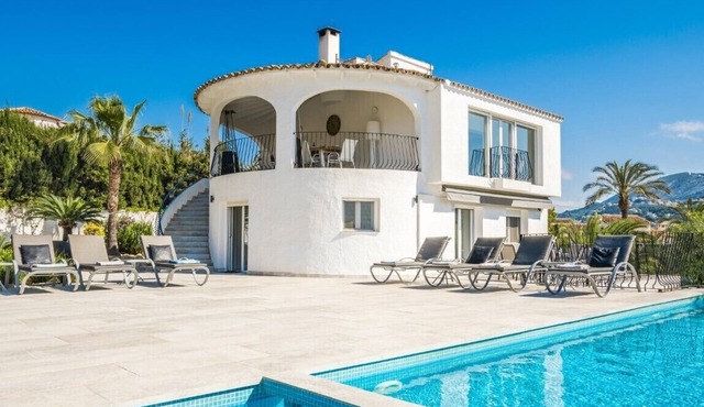 6 Bedroom Villa minutes from Moraira Beach. Heated swimming pool, sea view