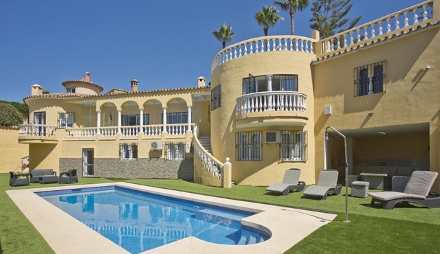 6 Bedroom Villa VK, Heated Pool,Sleeps 16