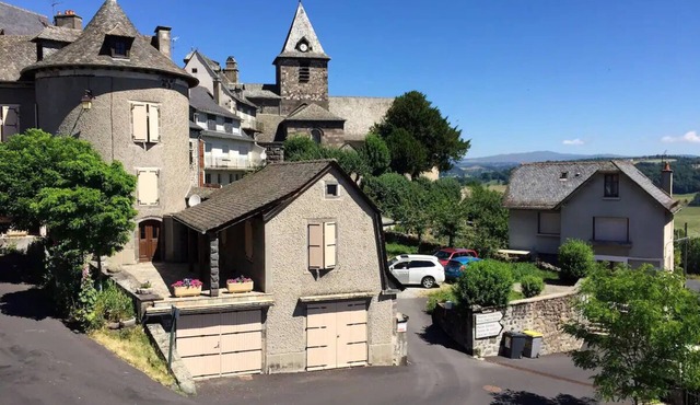 6 bedroom villa with swimming pool in a 2000 m² enclosed garden in Mur de Barrez