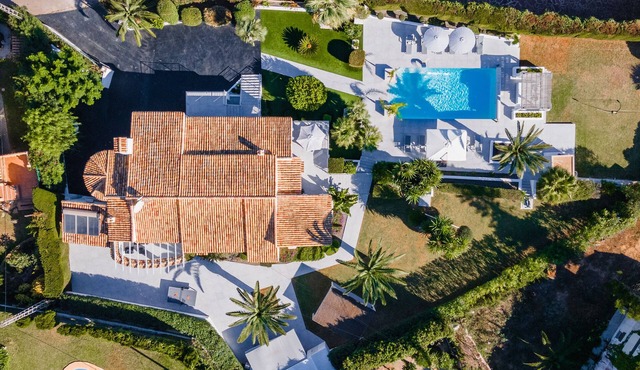 6 Bedroom Villa | Walk to beach | Large Heated Pool | free WiFi