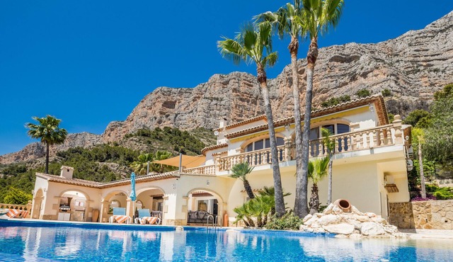 6 Bedroom Villa with Infinity Pool
