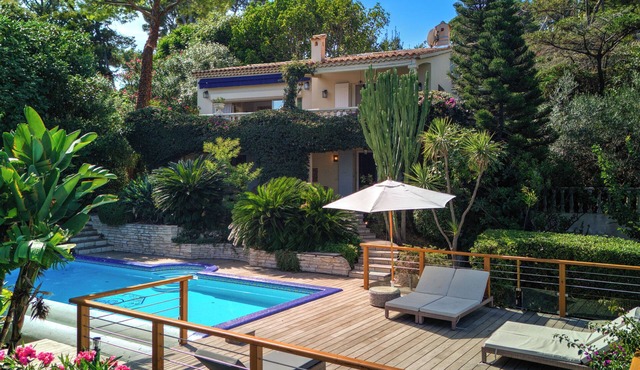 6-bedroom villa with sea view