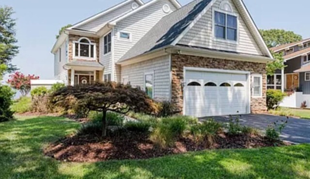 6 bedroom waterfront home minutes from Downtown Annapolis! Pontoon and jet ski