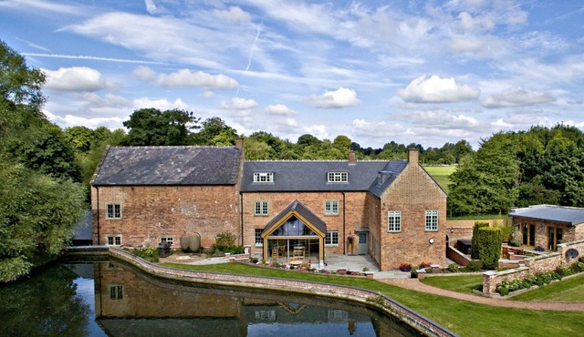 6 Bedroomed Mill House sleeps up to 12 with spa treatments available