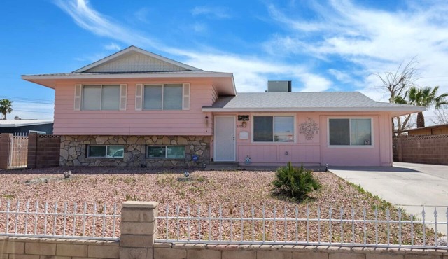 6 bedrooms/10 minutes to the strip!