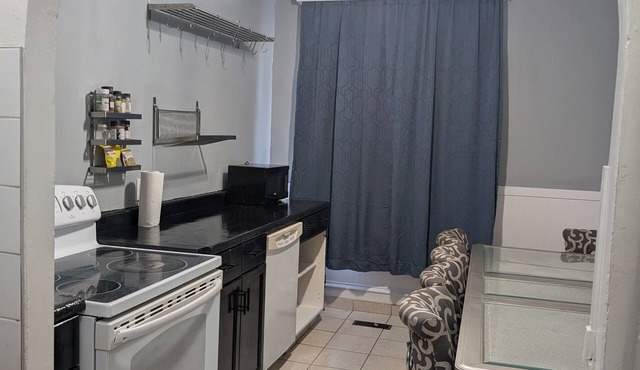 6 Bedrooms/3 bathrooms/Free parking 8 mins to downtown