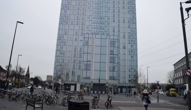 6 Bedrooms, 3 Bathrooms, 2 kitchens, 2 living/dining rooms,garden, sleeps 14