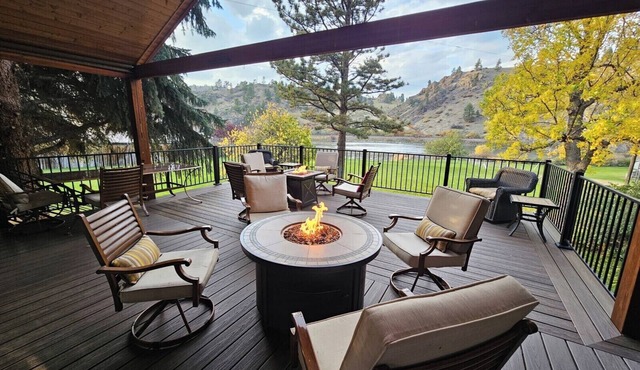 6+ bedrooms, 3 bathrooms, Sauna, Hot tub! excellent flyfishing on the Mighty Mo!