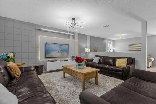 6 Bedrooms 4.5 Bathrooms Crystal Cove 957 EG