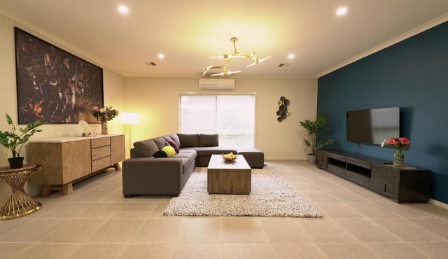 6 Bedrooms & 4 Bathrooms Big House for Big Group