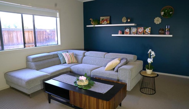 6 Bedrooms Contemporary Big House at Pakenhem