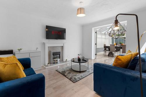 6 Bedrooms, Driveway Parking, Pool Table, Netflix, Huge Long Term Savings