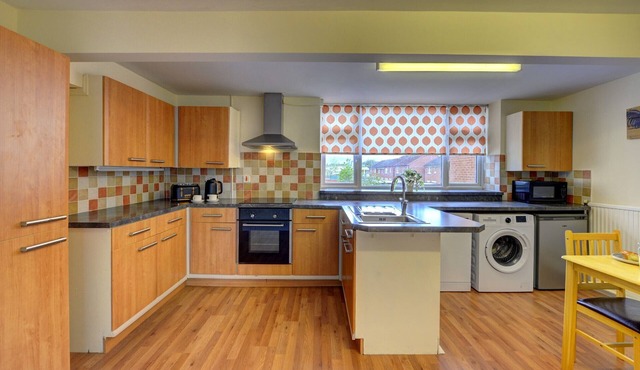 6 Bedrooms, sleeps up to 16, parking, space & comfort, contractors or families