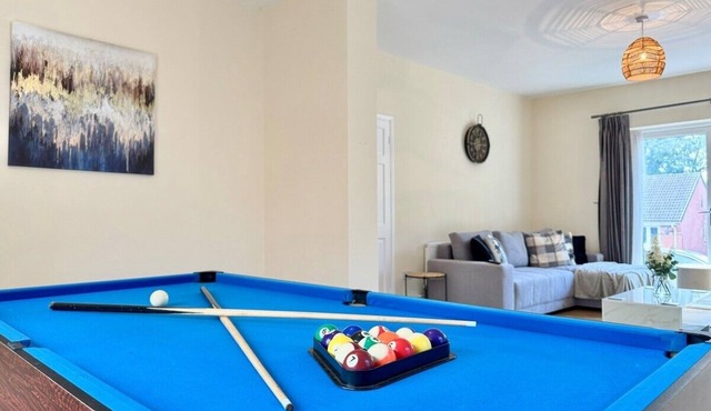 6 Bedrooms | Pool Table | Free Parking | 12 beds