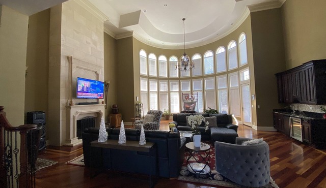 6 Bedrooms Home Suburbs of Chicago