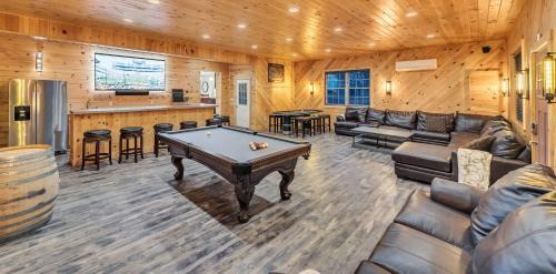 6 Bedrooms Hot Tub Game Room Movie Theater