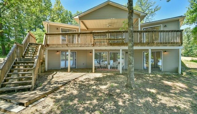 6 Bedrooms, Lakefront, Hot-Tub & Private Dock