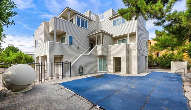 6 BEDROOMS ON PRIVATE LANE!