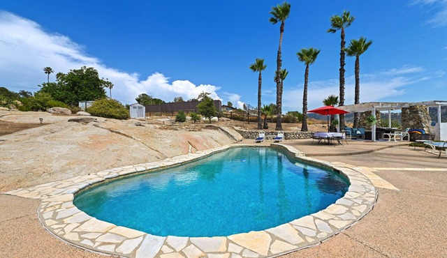 6 BEDROOMS. Private Home on 2.5 acres. pool, with views I 12 beds